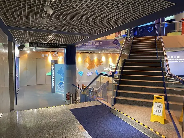 Entrance hall and stairs of Communications Museum, Macau · 澳门通讯博物馆大厅与楼梯