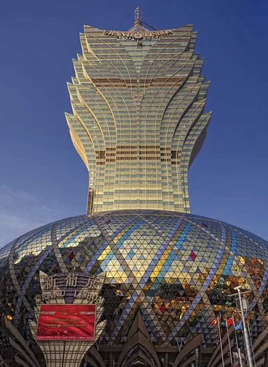Grand Lisboa tower and entrance facade · 新葡京大楼与入口外观