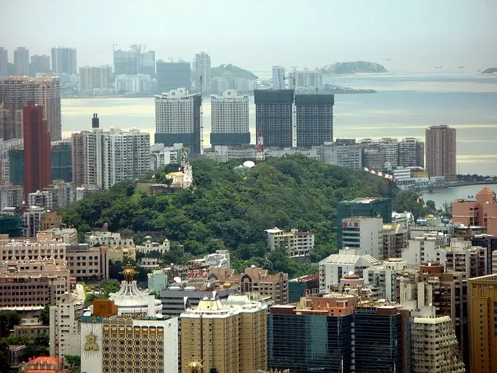 Guia Hill and its hilltop fortress, Macau · 澳门东望洋山与山顶堡垒