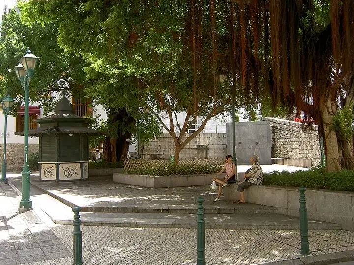 Lilau Square with trees and fountain · 亚婆井前地树荫与喷泉