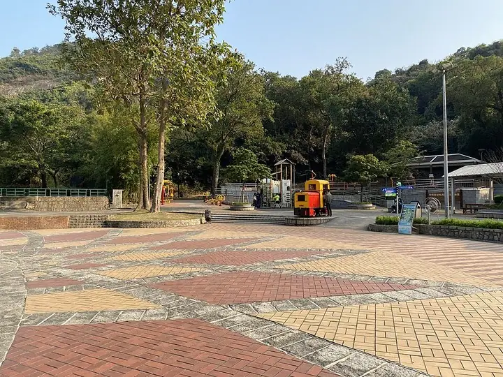 Wooded plaza in Seac Pai Van Park · 石排湾郊野公园林荫广场