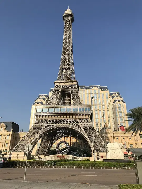 Eiffel Tower and hotel at The Parisian Macao · 澳门巴黎人铁塔与酒店