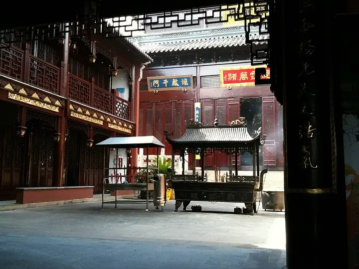 Central courtyard of White Cloud Temple, Shanghai · 上海白云观中庭