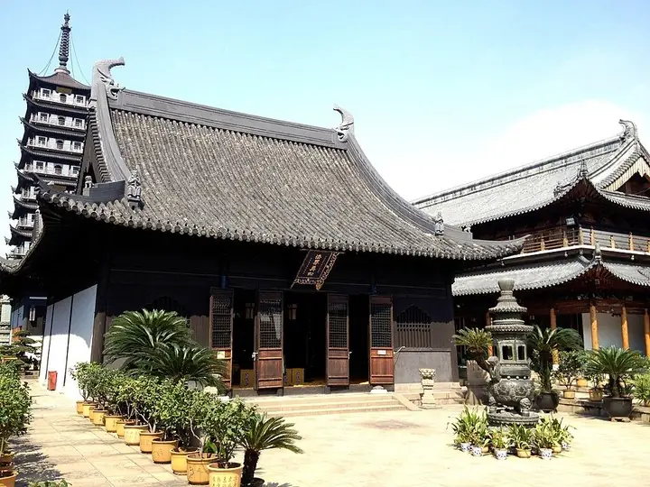 Main hall of Zhenru Temple, Shanghai · 上海真如寺大殿