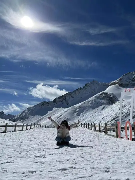 Snow-covered viewing area at Dagu Glacier · 达古冰川雪地观景区