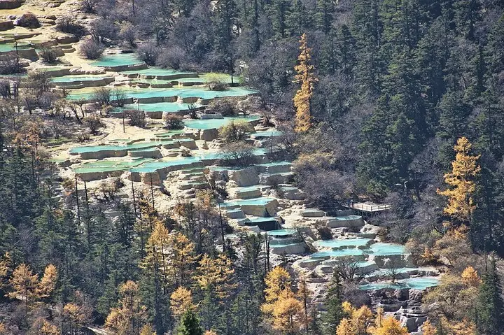 Travertine pools at Huanglong, Sichuan · 四川黄龙钙华彩池