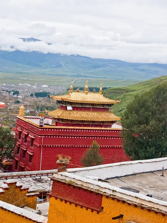 Golden-roofed hall of Litang Monastery · 长青春科尔寺金顶殿宇
