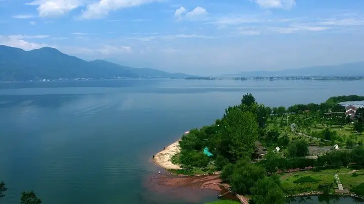 Qinglong Bay shoreline on Qionghai Lake · 邛海青龙湾湖岸