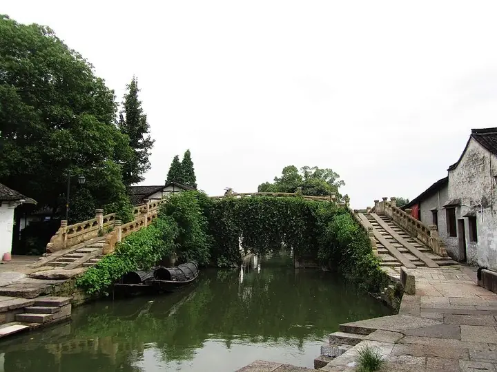 Bazi Bridge viewed from the south, Shaoxing · 绍兴八字桥南侧景观