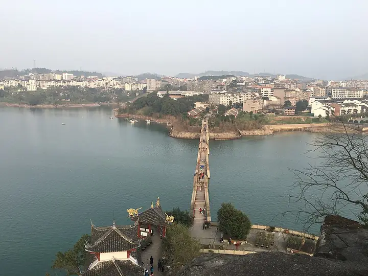 The footbridge and riverfront viewed from Shibaozhai in Zhong County, Chongqing.