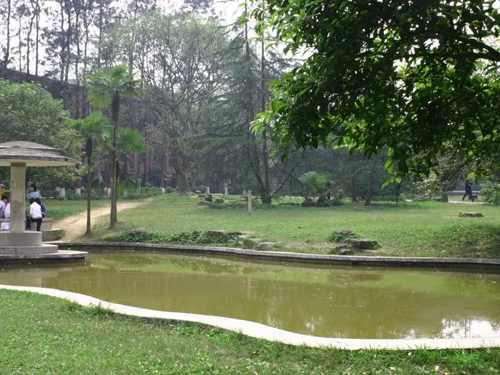 A pond and green spaces on the Huangling campus of Sichuan University of Science and Engineering in Yantan District.