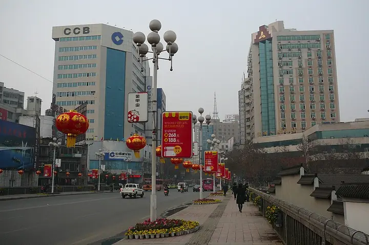 An urban street in Jiangyang District, Luzhou.