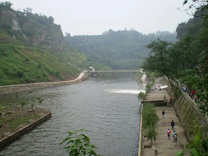 The Longxi River and a riverside path in Longmatan District, Luzhou.