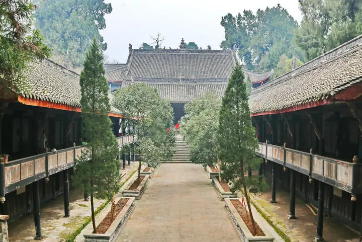 The courtyard of Yuntai Taoist Temple in Santai County.