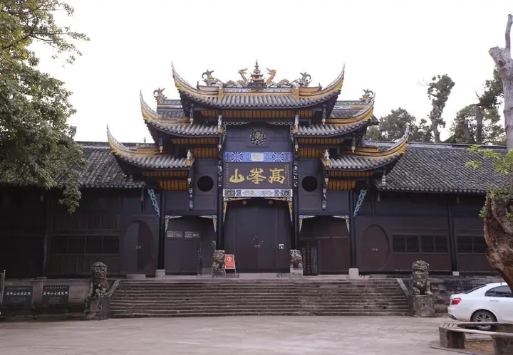 The entrance hall of the ancient temple complex on Gaofeng Mountain in Pengxi County.