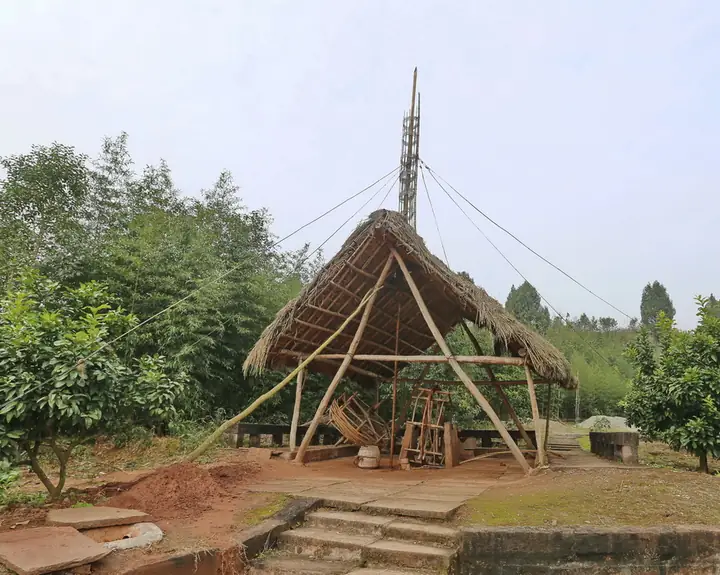 A traditional brine-well structure at the Zhuotong Wells in Daying County.