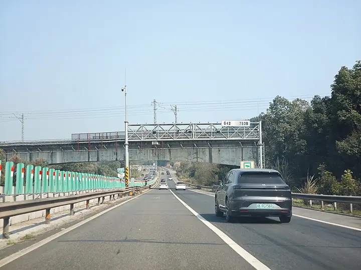 The Lanzhou–Chongqing railway crossing above the Hurong Expressway in Jialing District, Nanchong.