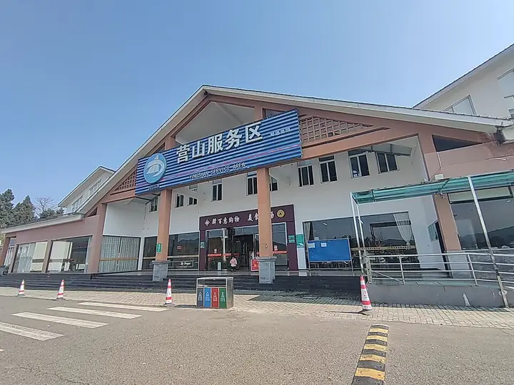 The Yingshan service-area building on the northbound Yinkun Expressway in Yingshan County.