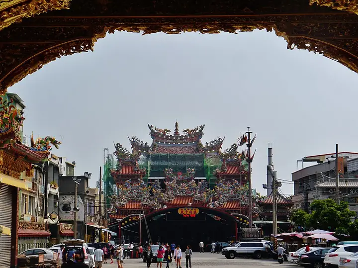 Main hall of Donglong Temple in Donggang · 东港东隆宫正殿. Shown locality: Donglong Temple and Donggang Town, Donggang Township. Source-recorded photograph date: 2016-11-14 06:39:52.