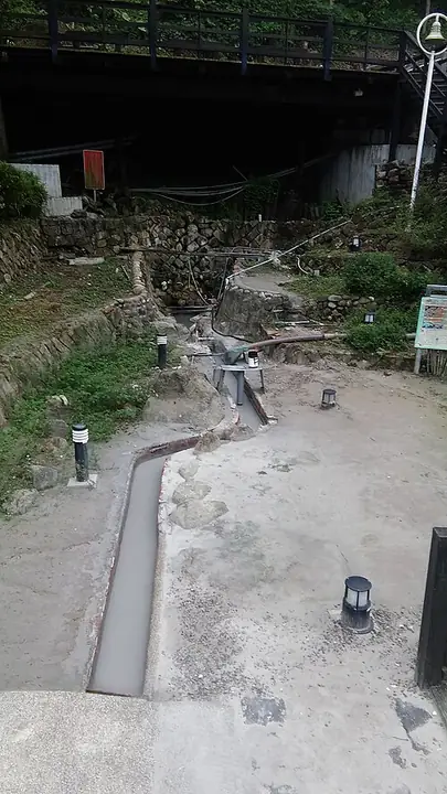 Guanziling hot spring source beside Jingguang Villa · 关子岭温泉源泉，位于警光山庄旁. Shown locality: Guanziling Hot Springs, Baihe District. Source-recorded photograph date: 2017-05-28 15:55:21.
