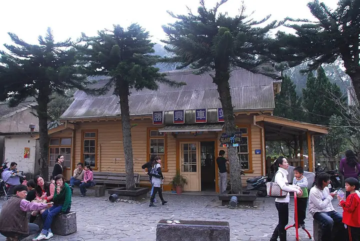 Shengxing railway station on the old mountain line · 旧山线胜兴车站站房. Shown locality: Shengxing railway station, Miaoli County. Source-recorded photograph date: 8 January 2007 @ SanYi Township, MiaoLi County, Taiwan / 臺灣苗栗縣三義鄉.