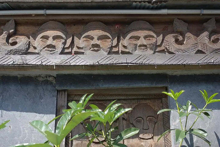 Carved building frieze in Vudai village, Wutai Township · 雾台部落建筑上的雕刻装饰. Shown locality: Wutai Rukai Village, Wutai Township. Source-recorded photograph date: 2018-02-20 11:18:40.