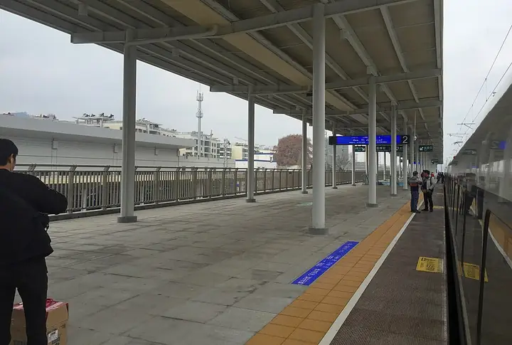 Platform 2 and the adjoining tracks at Xifeng Railway Station in Xifeng County, Guizhou.