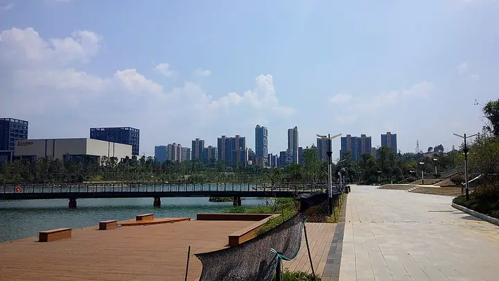 Tian'ehu People's Park and surrounding buildings in Xinpu, within Honghuagang District, Zunyi.
