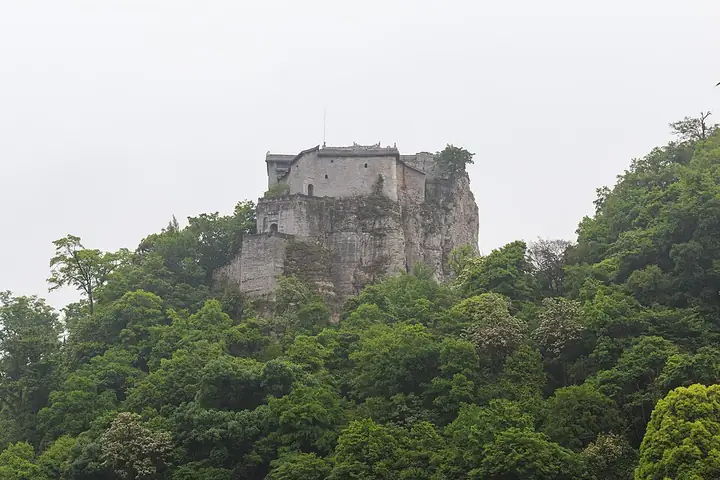 Wulong Temple above wooded slopes on Tiantai Mountain in Pingba District.