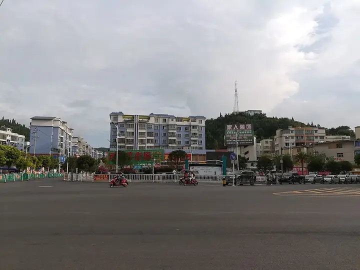 The entrance to Puding West Vegetable Market and the street in front, in Puding County.
