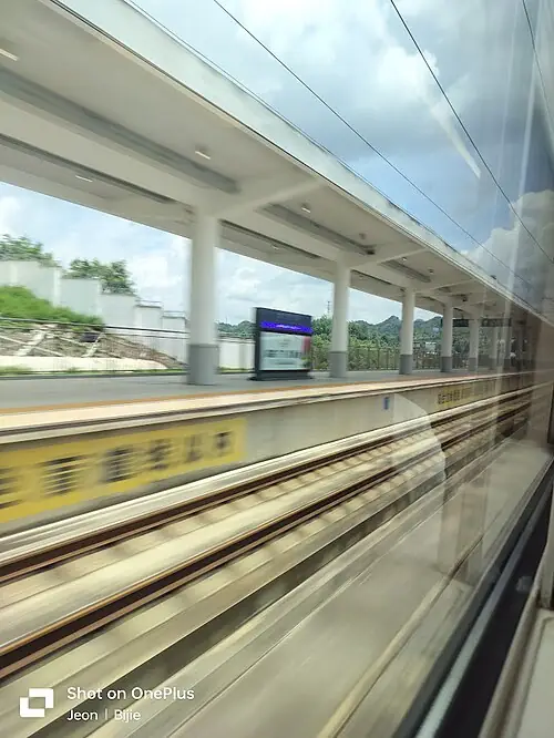 A passing-train view of platforms and tracks at Dafang Railway Station in Dafang County.