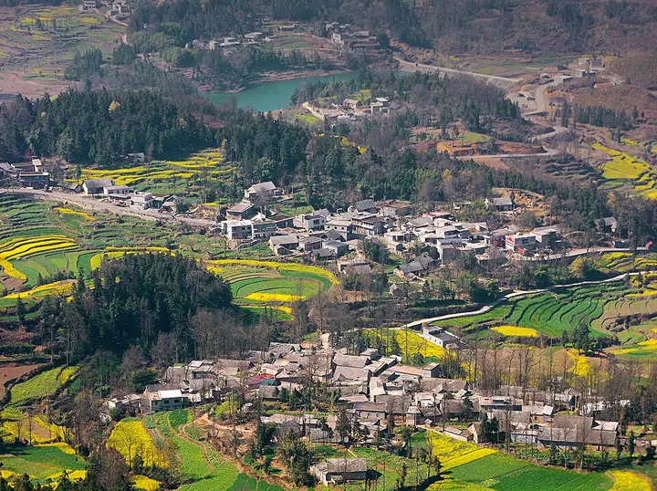 Houses and patchwork fields at Duizishang and Shitoutian in Zima Township, Qinglong County.