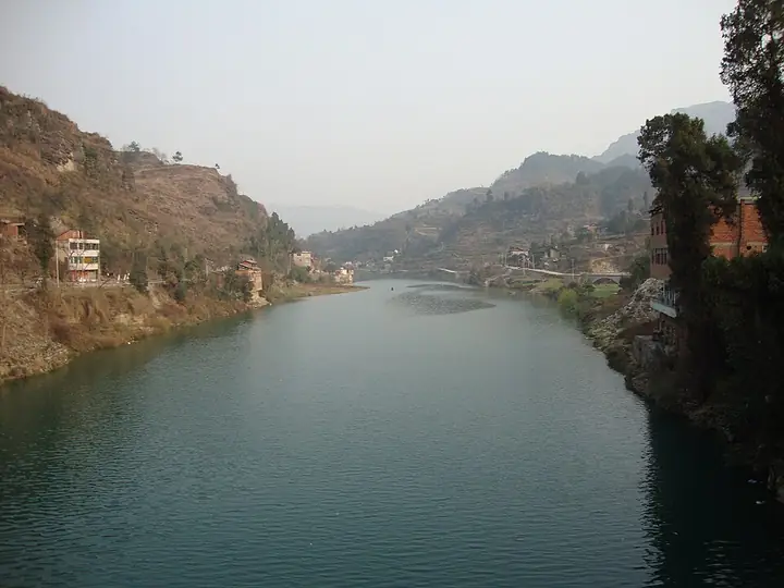 The river and riverside settlement at Chong'anjiang in Huangping County.