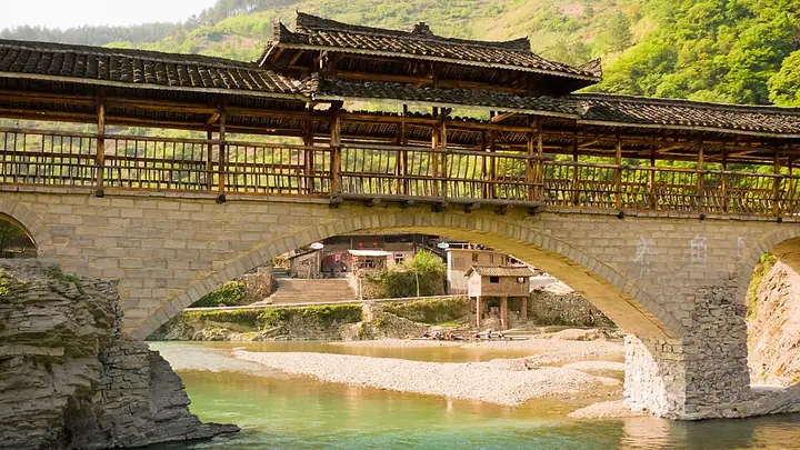 A covered wind-and-rain bridge near Shiqiao in Danzhai County.