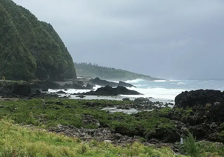 Rocky coast of Green Island, Taiwan · 台湾绿岛岩岸. Shown locality: Green Island, Taiwan, Taitung County. Source-recorded photograph date: Taken on 17 June 2003.