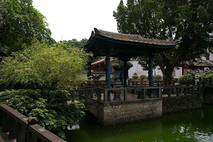 Pavilion beside a pond at the Lin Family Mansion and Garden in Banqiao · 板桥林本源园邸水池与亭阁. Shown locality: Lin Family Mansion and Garden, Banqiao District. Source-recorded photograph date: 30 June 2006 (original upload date).