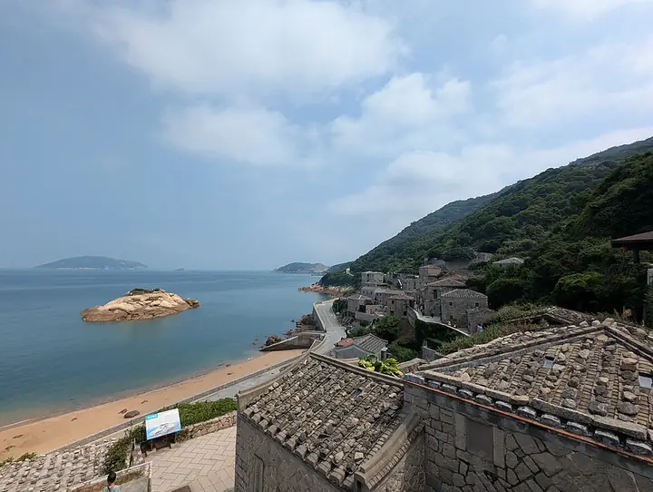 Stone rooftops and seaside setting of Qinbi Village