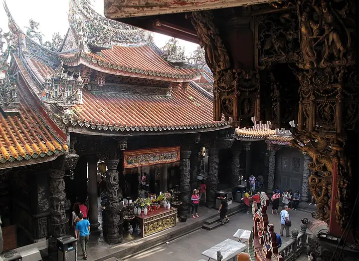 Courtyard and carved columns of Sanxia Qingshui Zushi Temple · 三峡清水祖师庙庭院与石雕柱. Shown locality: Sanxia Old Street and Qingshui Zushi Temple, Sanxia District. Source-recorded photograph date: 2016-10-01 09:30:10.