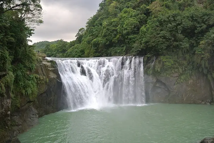 Shifen Waterfall and its pool