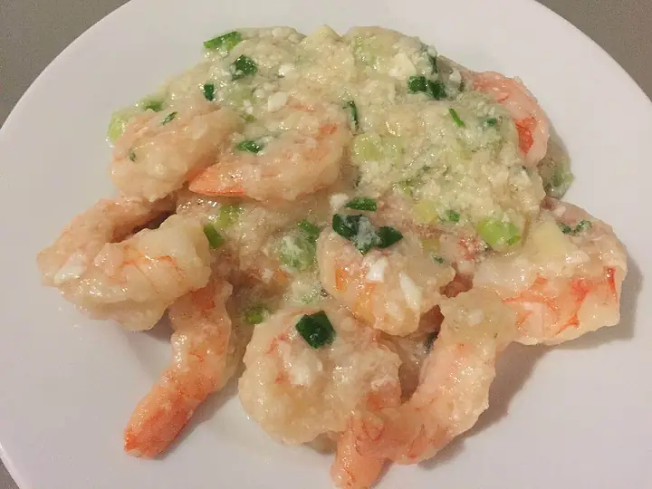 Tianjin qingchao xiaren, a plate of stir-fried shrimp.