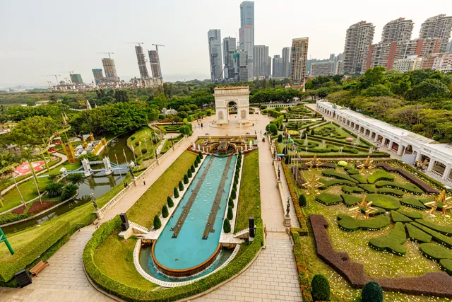 Miniature Arc de Triomphe, formal gardens and pool inside Window of the World, Shenzhen · 深圳世界之窗园内微缩建筑与水池