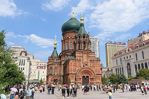 West facade of Saint Sophia Cathedral and the public square in Harbin · 哈尔滨圣索菲亚教堂西立面与广场