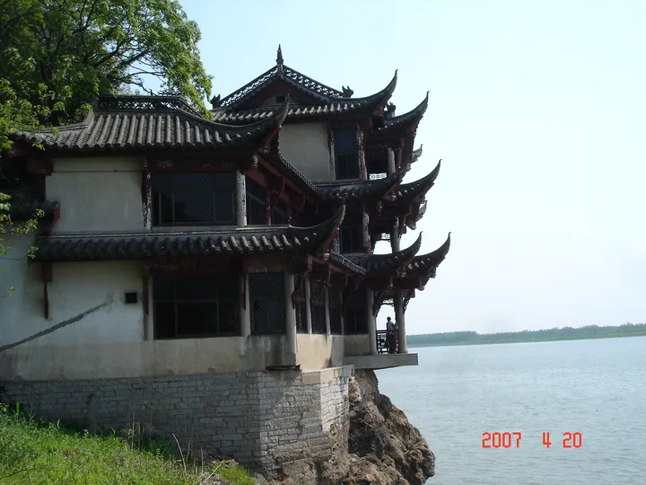 A multi-eaved pavilion built into the rock cliff above the Yangtze River at Caishiji
