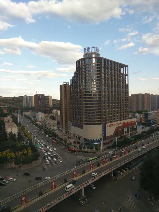 Hongqi Building and Guanyuan Plaza street scene, Qiaodong District, Zhangjiakou