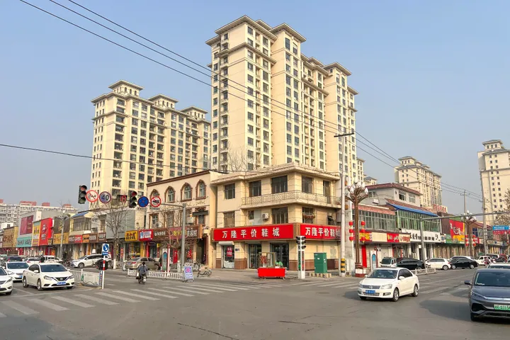 Street intersection in central Yongqing County