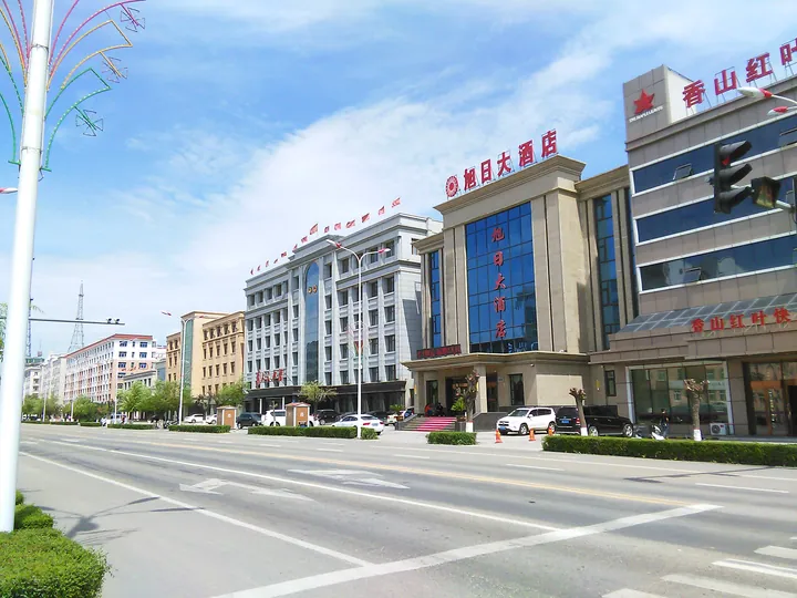 Street view of buildings and a hotel on Bayi Road, Tailai County