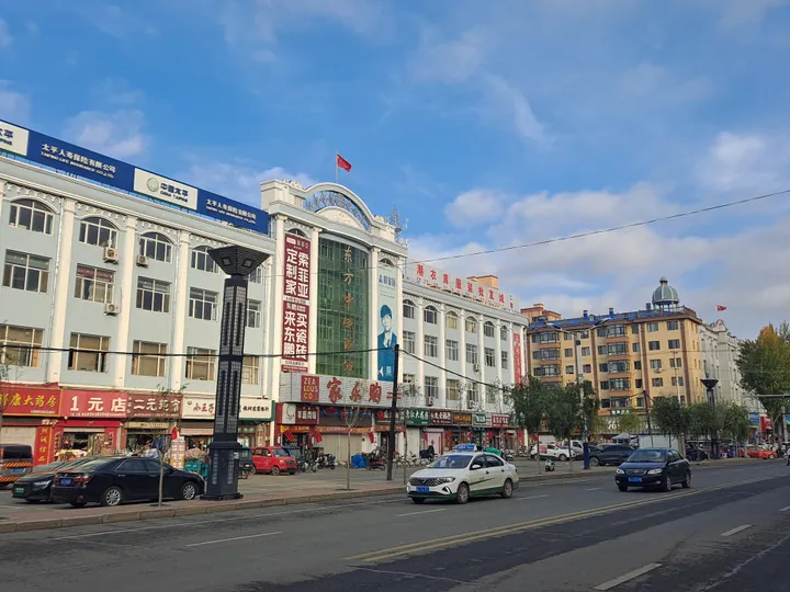 City street with shops and traffic in Raohe County