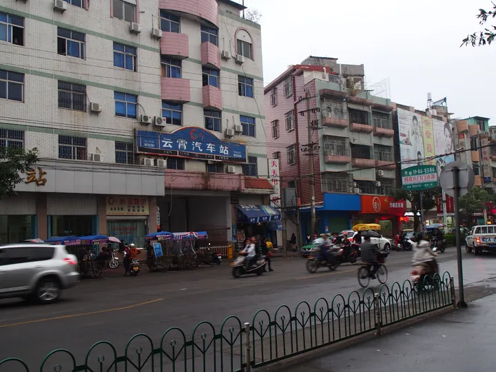 Street with shopfronts, motorbikes and the Yunxiao Bus Terminal signage