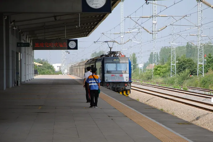 Train at Lanlingbei Railway Station