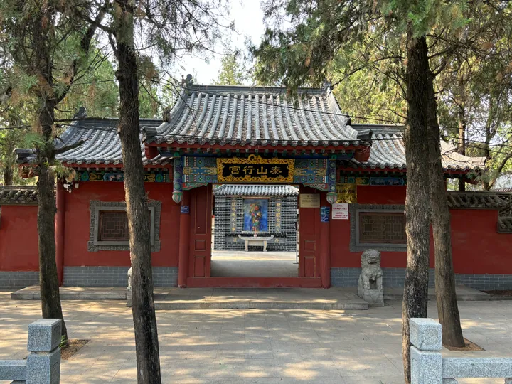 Red temple gate with tiled roof in Linshu County
